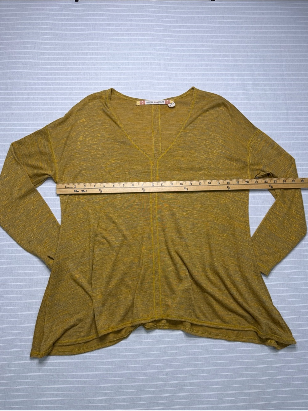 Chelsea & Violet Mustard Heathered V-Neck Top – Size Small 🤎 - Picture 4 of 9